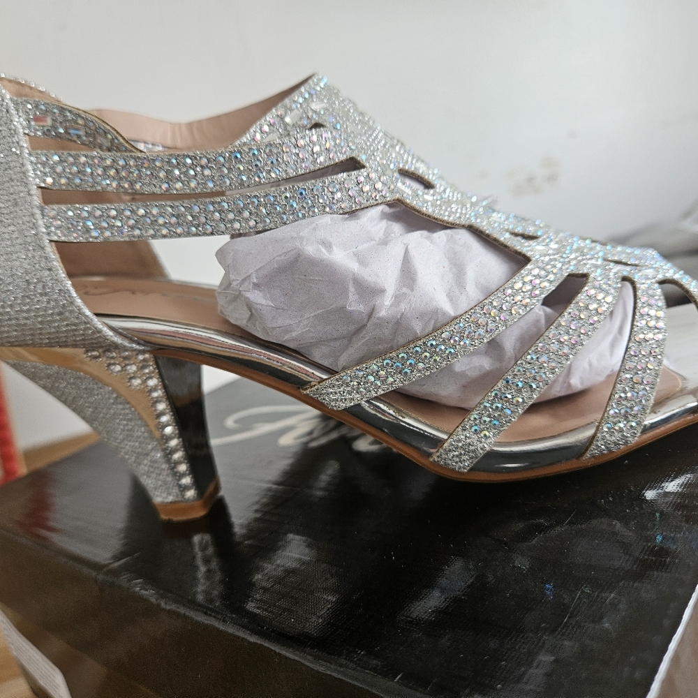 Silver Heels! - Picture 2 of 5